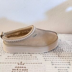 Women's Tazz Ugg slippers size 8 in sand color